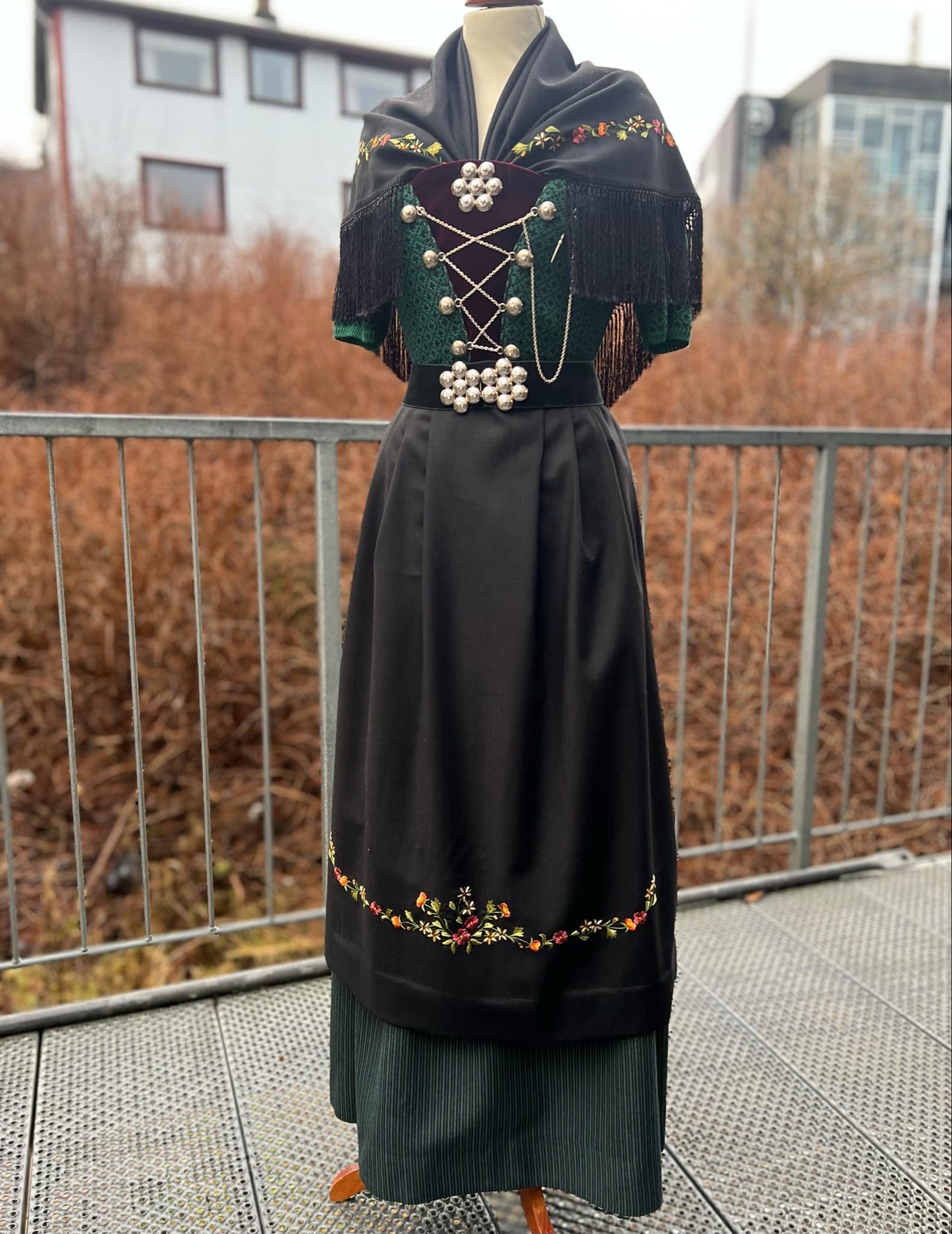 Hondbroderað sett - svart