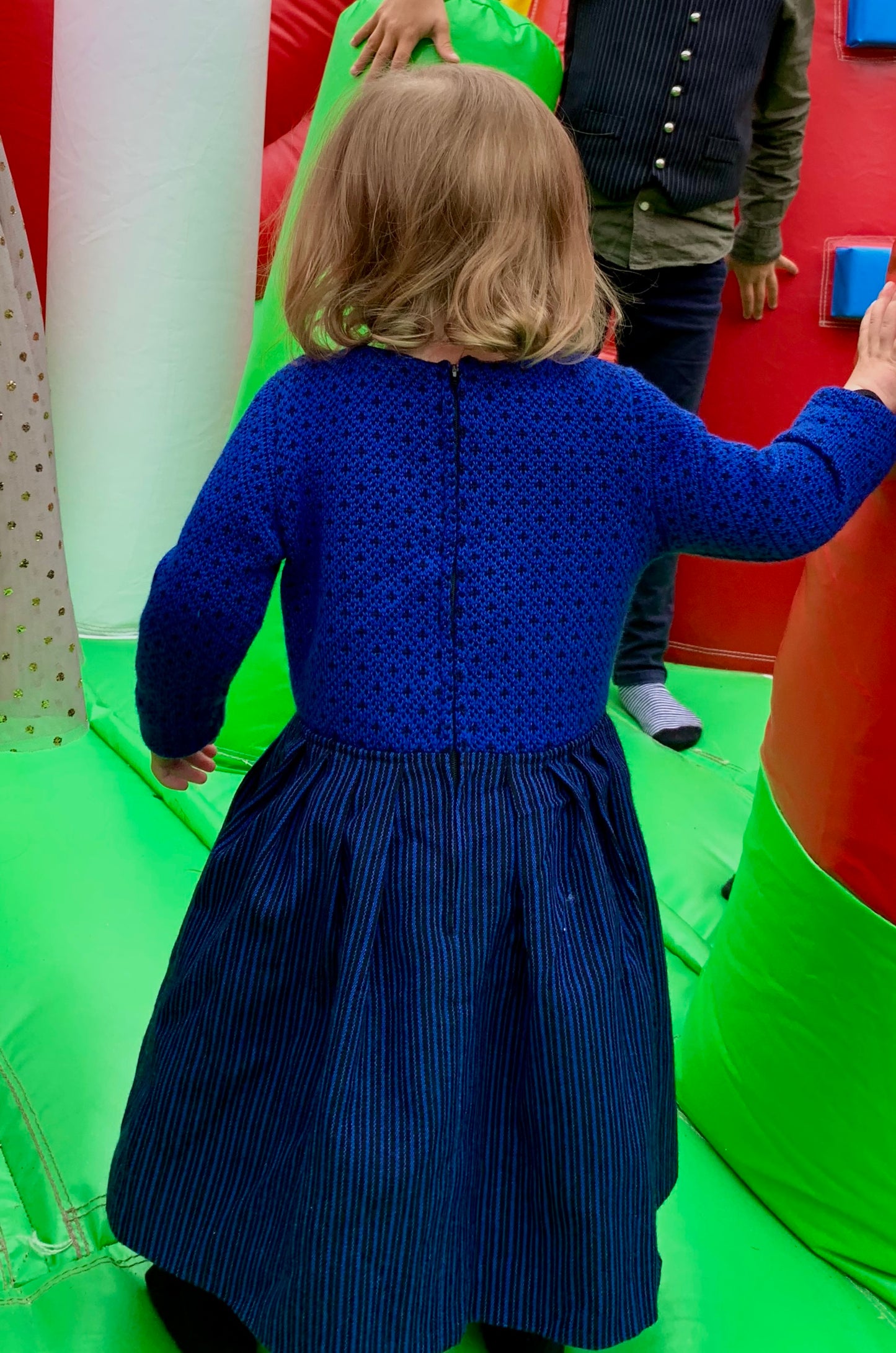 Føroyskur barnakjóli - bláur