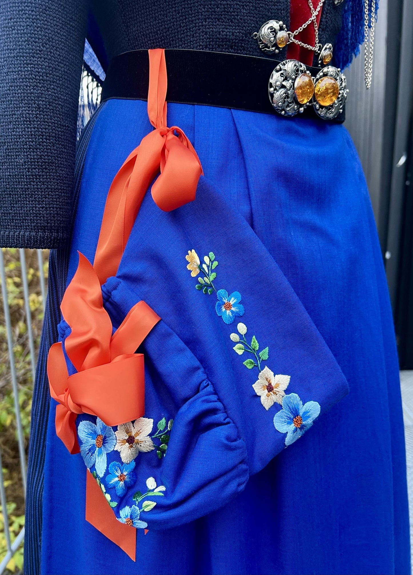 Hondbroderað fyriklæð, turriklæð og kýsi