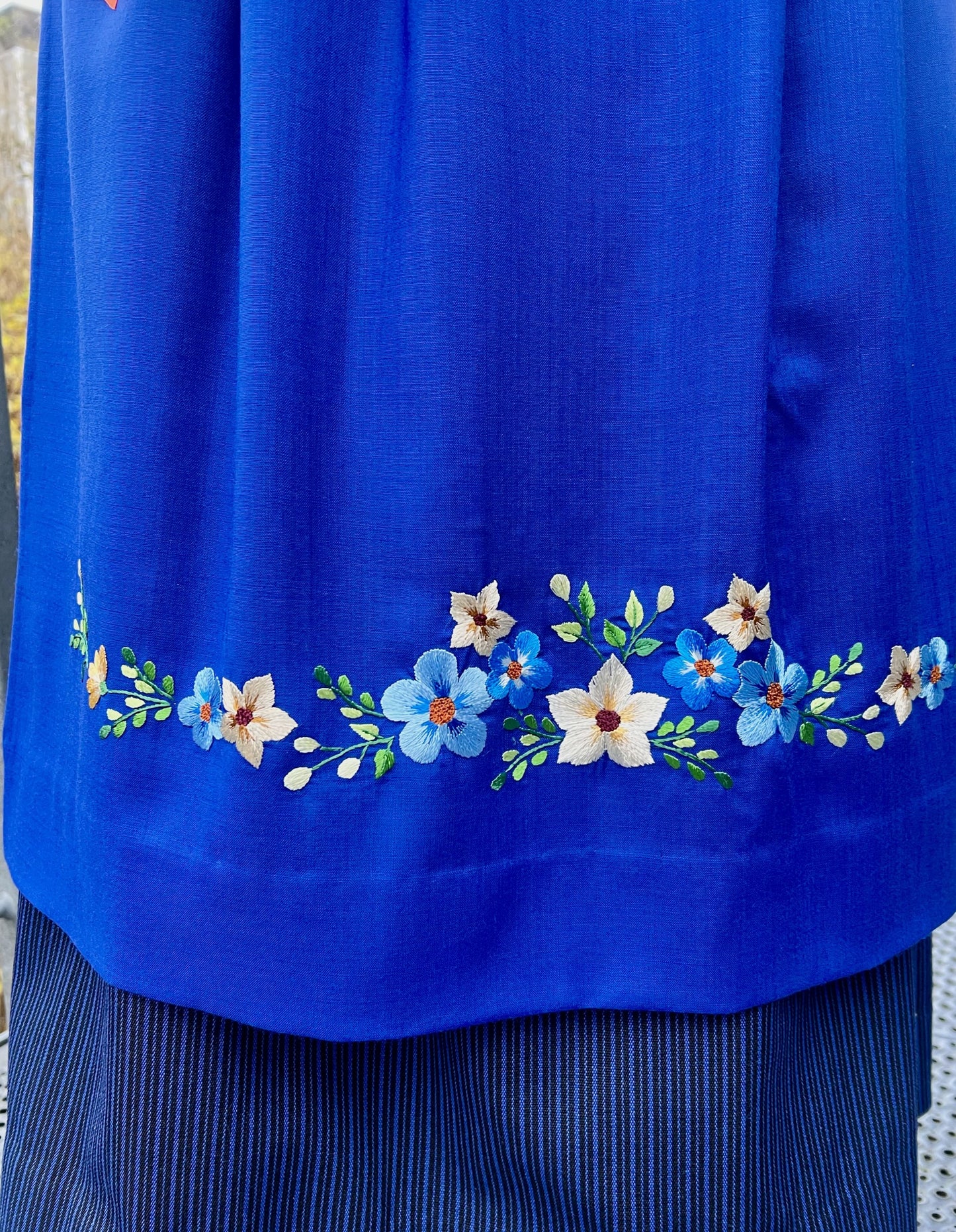 Hondbroderað fyriklæð, turriklæð og kýsi