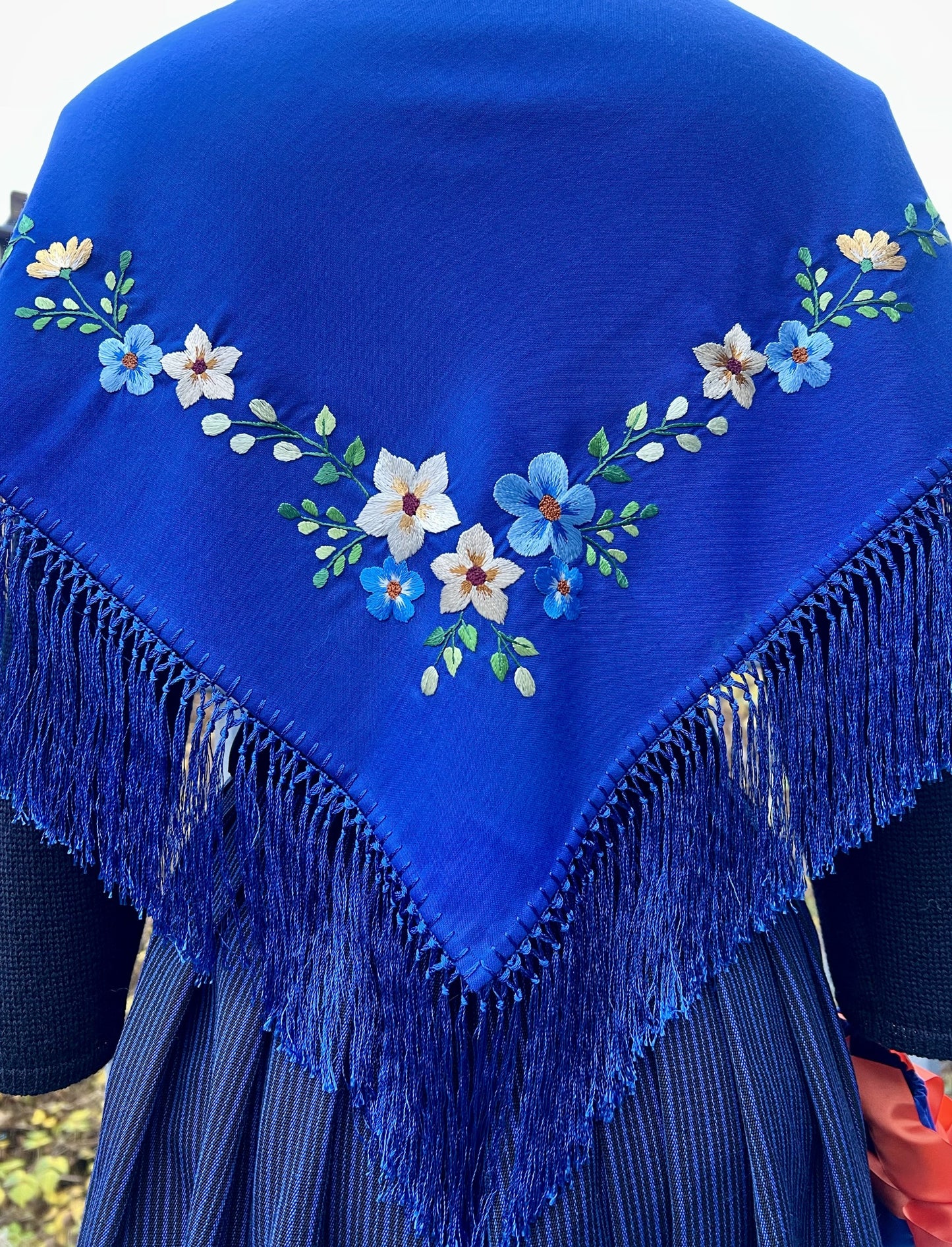 Hondbroderað fyriklæð, turriklæð og kýsi