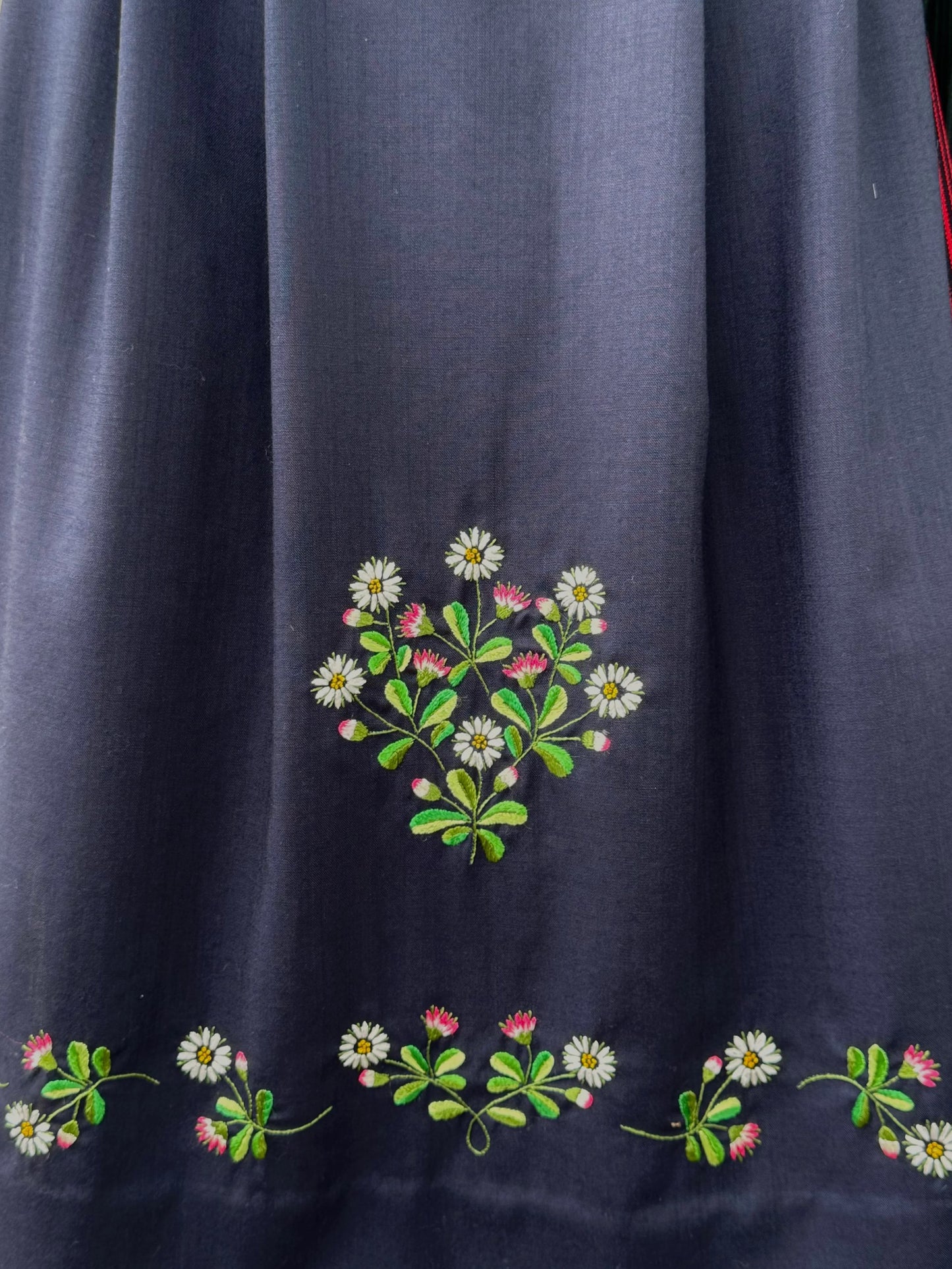 Hondbroderað turriklæð og fyriklæð