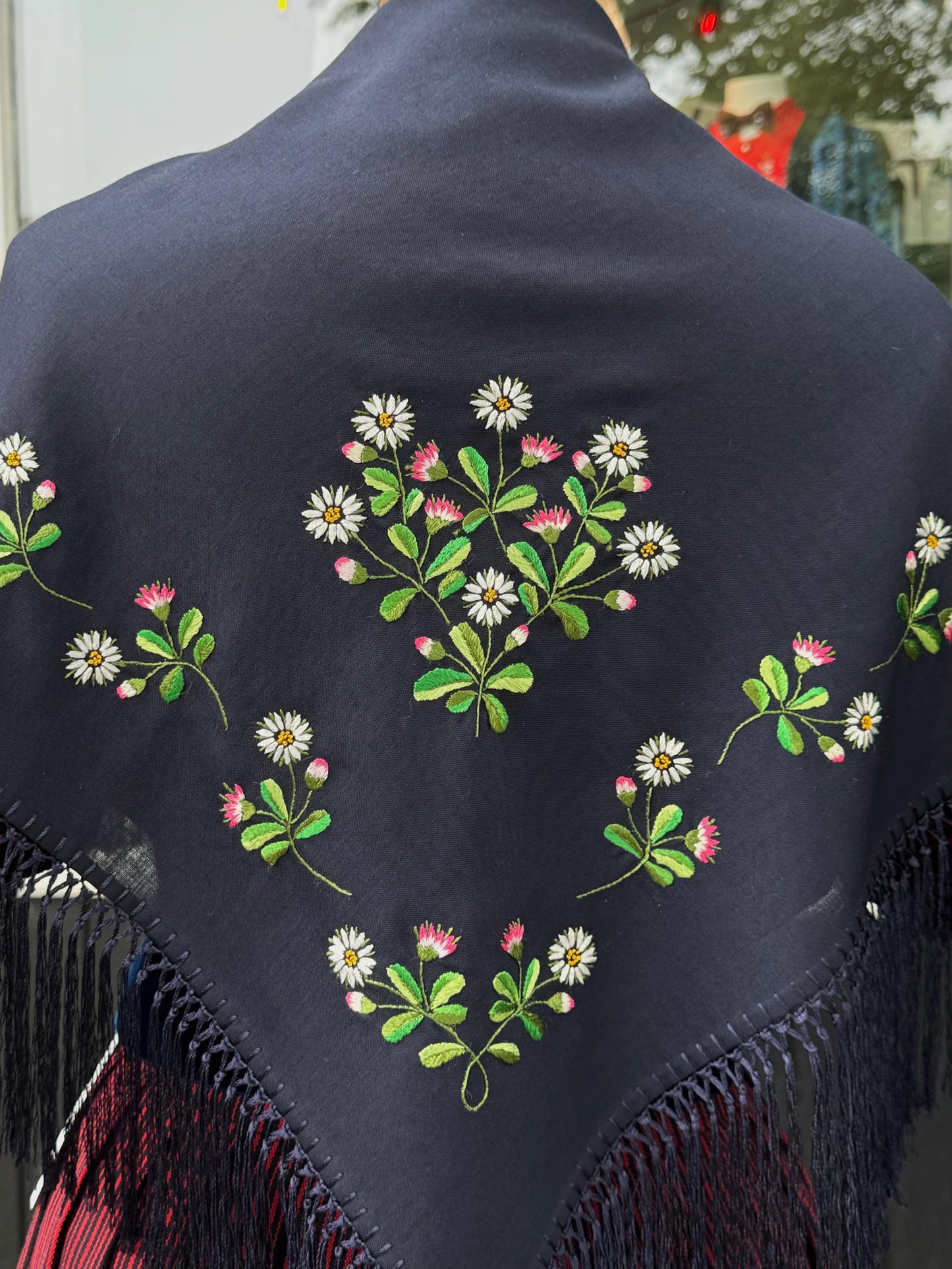 Hondbroderað turriklæð og fyriklæð