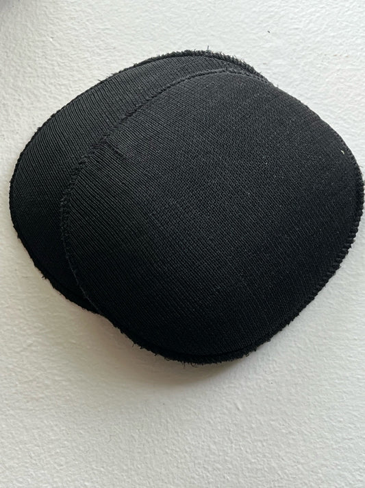 Svartar raglan herðapútur